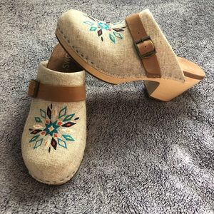 *RARE* TOMS Clogs Size 7.5
